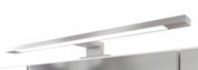 Moderne LED-Leuchte in silberner Ausführung, montiert auf einem Spiegelschrank, seitliche Perspektive