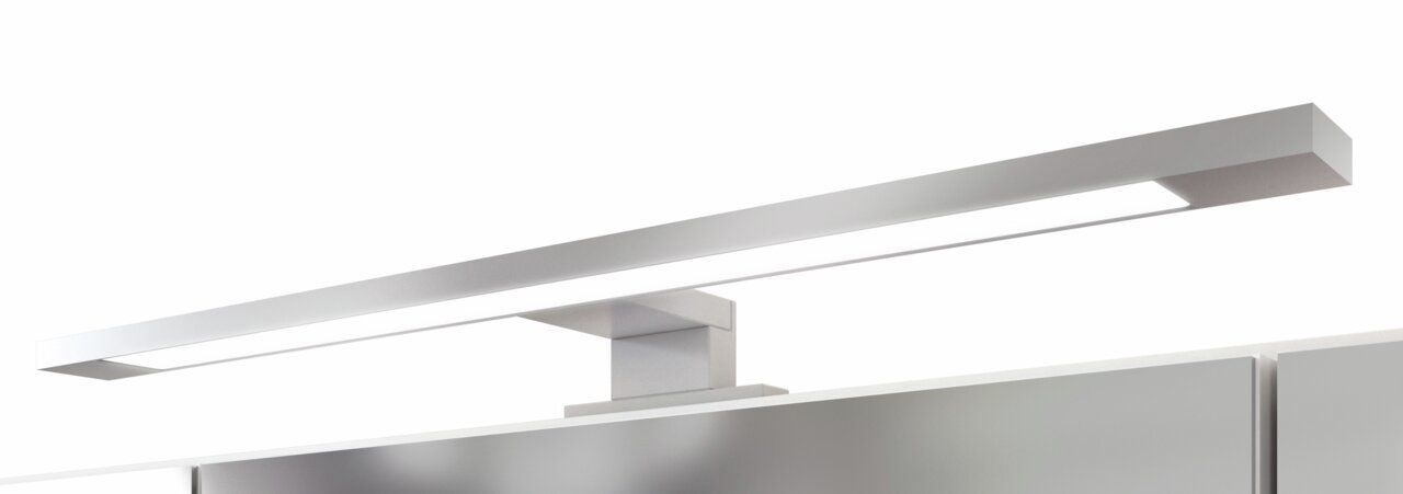 Moderne LED-Leuchte in silberner Ausführung, montiert auf einem Spiegelschrank, seitliche Perspektive