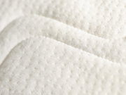 Nahaufnahme der Oberfläche einer Kaltschaummatratze mit strukturierter Textur.