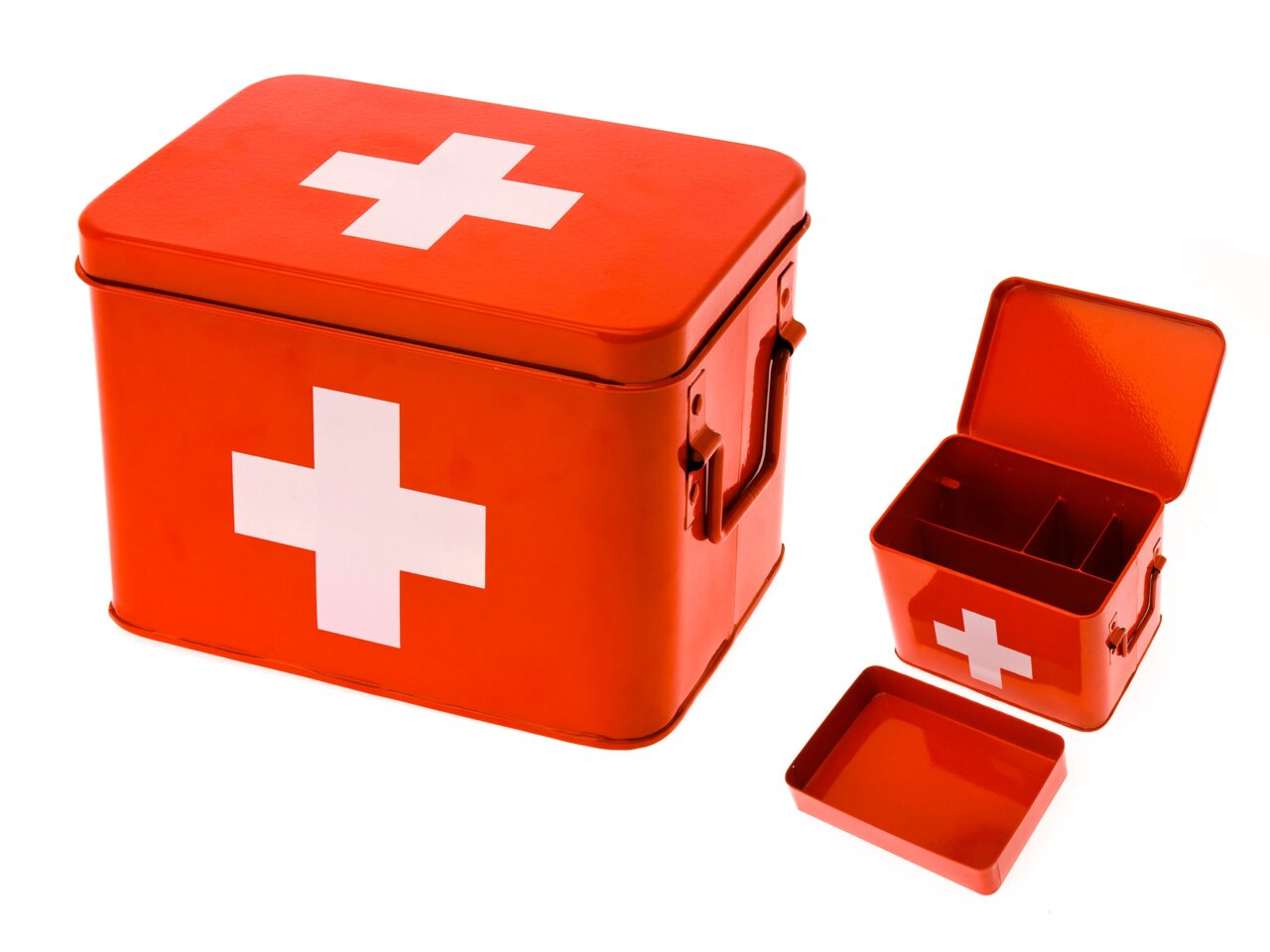 Rote Medizinbox mit weißem Kreuz, geöffnet und geschlossen, aus seitlicher Perspektive
