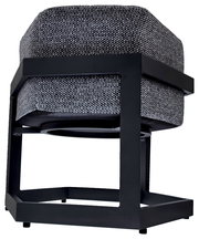 Gepolsterter Hocker mit grau meliertem Stoffbezug und schwarzem Metallgestell, Detailansicht schräg von unten (Untersicht) vor weißem Hintergrund