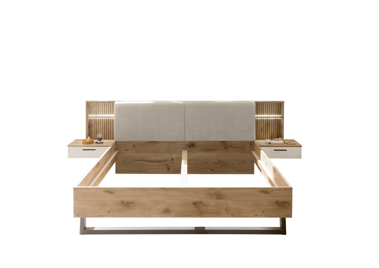 Vooraanzicht van een modern bed met houten frame, gestoffeerd hoofdeinde en ingebouwde nachtkastjes.