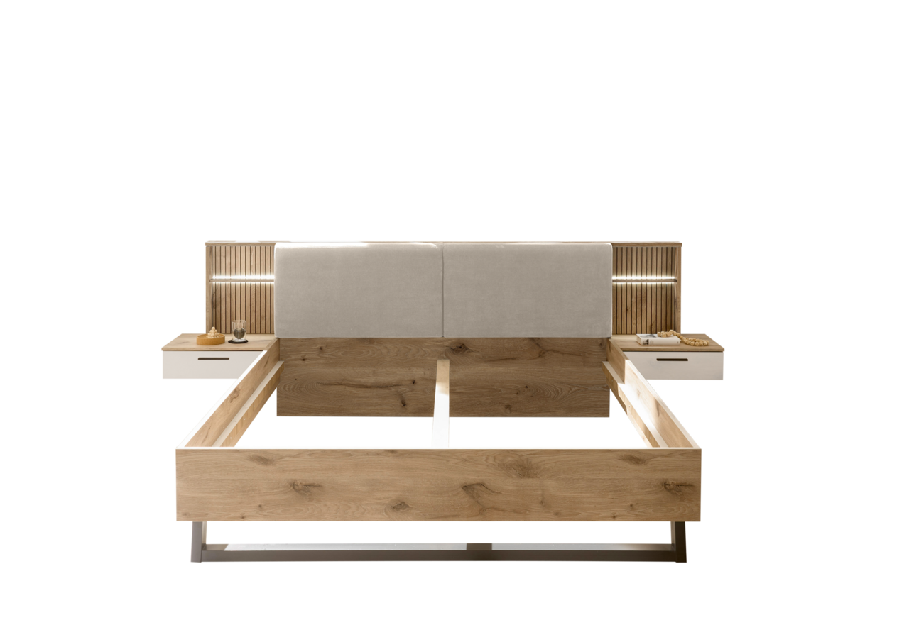 Frontale Ansicht einer modernen Bettanlage mit Holzrahmen, gepolstertem Kopfteil und integrierten Nachttischen.