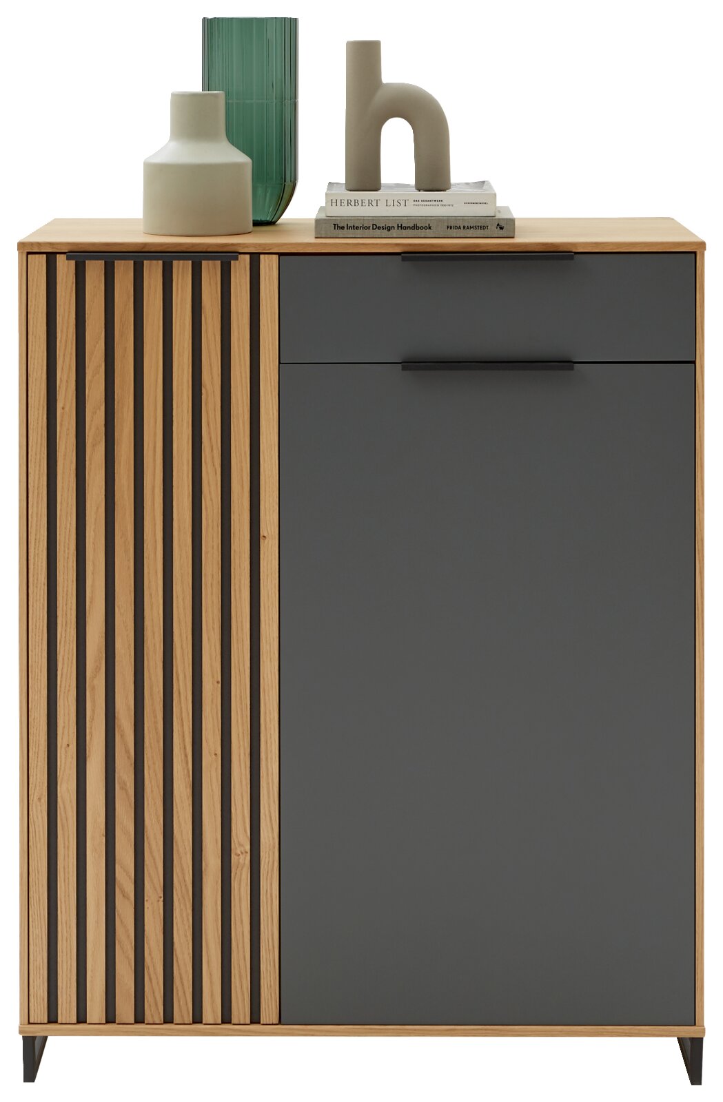 Moderne schoenenkast met houten en grijze elementen, versierd met vazen en boeken, vooraanzicht