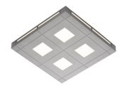 Moderne quadratische LED-Deckenleuchte in gebürsteter Metalloptik mit vier leuchtenden quadratischen Flächen und seitlichen Lichtleisten, aus schräger Untersicht dargestellt