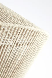 Nahaufnahme einer Hängeleuchte mit einem modernen, gewebten Design aus beigem Material, seitliche Perspektive.