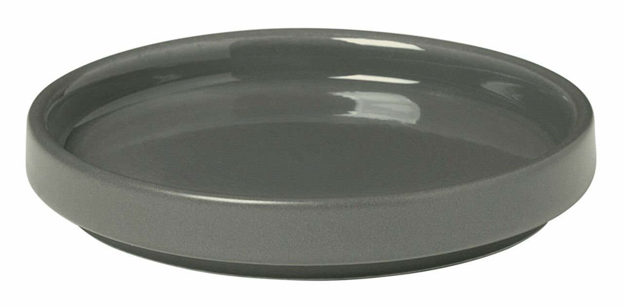 Grauer Teller aus der Serie PILAR in der Farbe Pewter, seitliche Perspektive