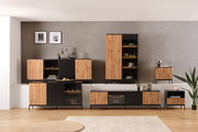 Modernes XL-Sideboard-Set mit Holz- und Glaselementen, frontal fotografiert, in einem stilvollen Wohnzimmerambiente.