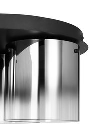 Nahaufnahme einer modernen LED-Deckenleuchte mit glänzenden, zylindrischen Metall-Elementen und schwarzer Basis, seitliche Perspektive.