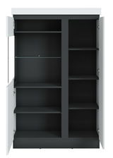 Frontansicht einer offenen Highboardvitrine mit mehreren Regalböden und Glaseinsatz.