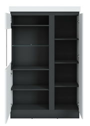 Frontansicht einer offenen Highboardvitrine mit mehreren Regalböden und Glaseinsatz.