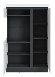 Vooraanzicht van een open hoge vitrinekast met meerdere planken en een glazen inzetstuk.