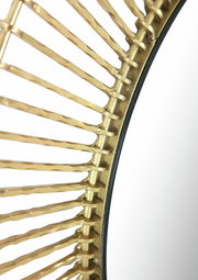 Nahaufnahme eines Spiegels mit einem dekorativen, goldfarbenen Rahmen in einem modernen Design.