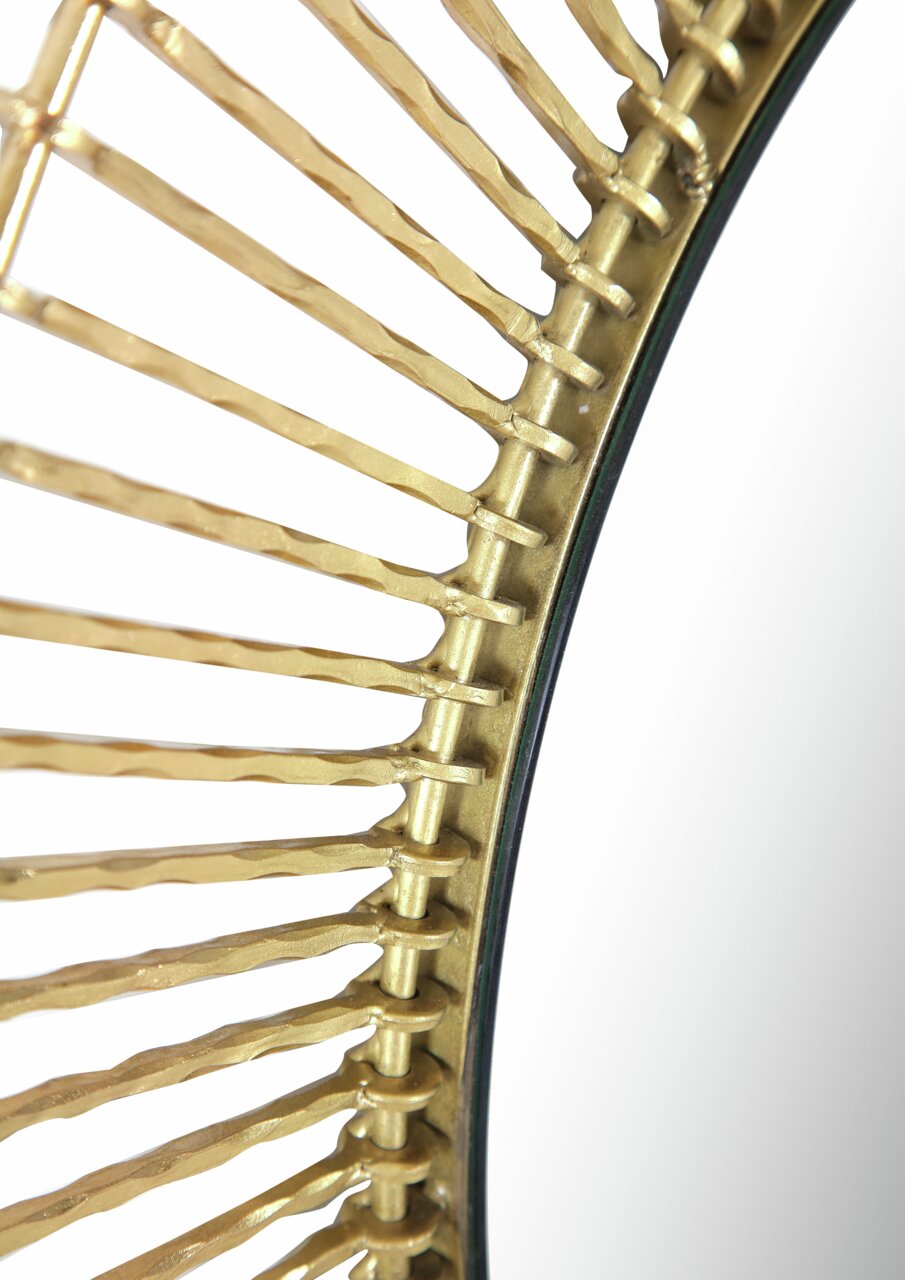 Nahaufnahme eines Spiegels mit einem dekorativen, goldfarbenen Rahmen in einem modernen Design.