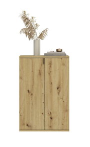 Schuhkommode aus Holz mit natürlicher Maserung, dekoriert mit einer Vase und Büchern, Frontalansicht