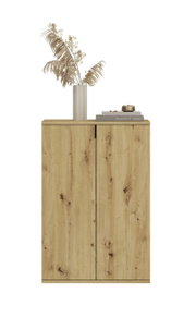 Schuhkommode aus Holz mit natürlicher Maserung, dekoriert mit einer Vase und Büchern, Frontalansicht