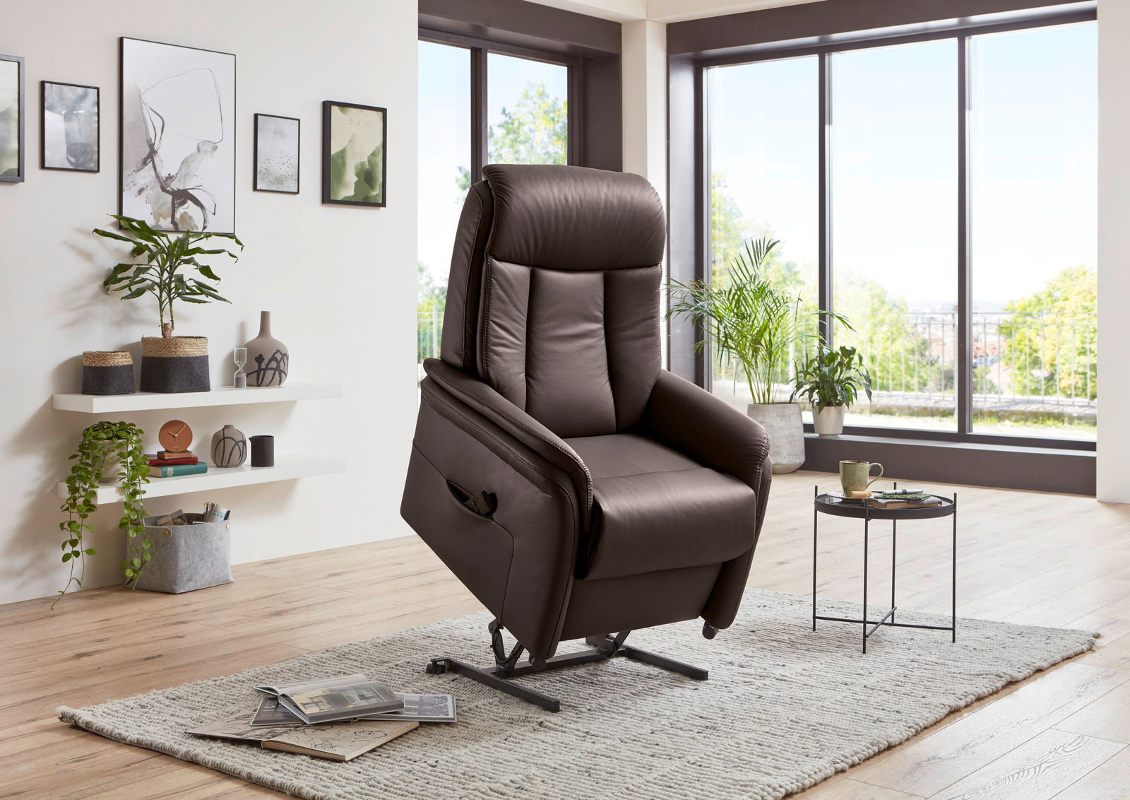 Moderner brauner Relax-Sessel in einem hellen Wohnzimmer mit großen Fenstern, seitliche Perspektive.