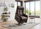Moderner brauner Relax-Sessel in einem hellen Wohnzimmer mit großen Fenstern, seitliche Perspektive.