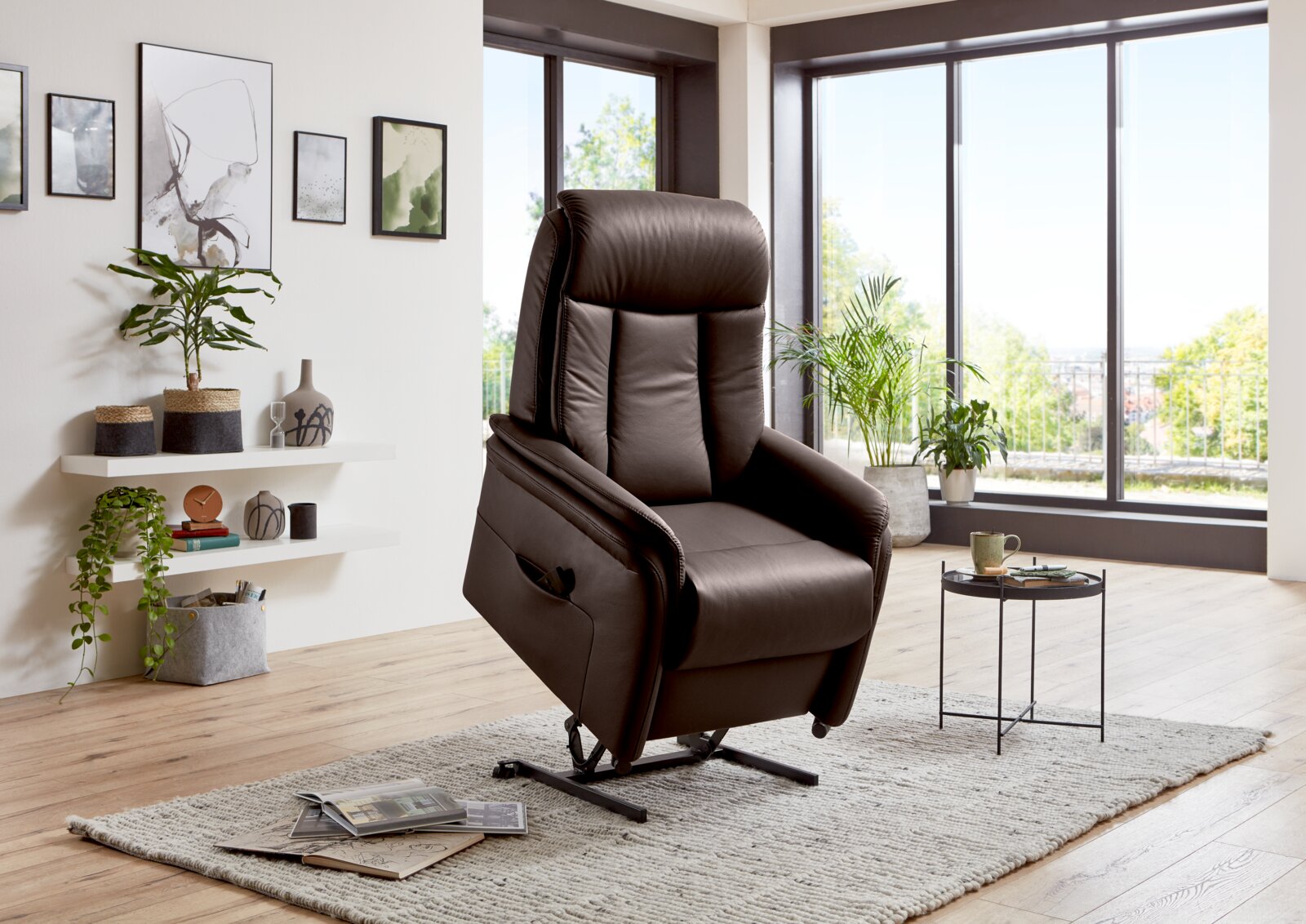 Moderne bruine relaxfauteuil in een lichte woonkamer met grote ramen, gezien vanaf de zijkant.