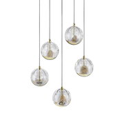 Moderne LED-Hängeleuchte mit fünf kugelförmigen, klaren Glaslampenschirmen und goldenen Akzenten, von unten betrachtet.