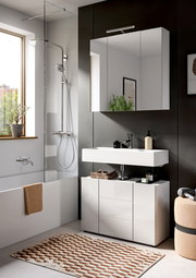 Moderner Spiegelschrank VIRA im Badezimmer, frontal betrachtet, mit integriertem Licht und Stauraum.