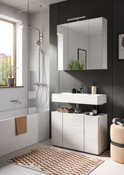 Moderner Spiegelschrank VIRA im Badezimmer, frontal betrachtet, mit integriertem Licht und Stauraum.