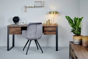 Moderner Schreibtisch aus Holz mit Metallbeinen, dekoriert mit einer Lampe, einem Globus und Pflanzen, aus der Frontalperspektive.