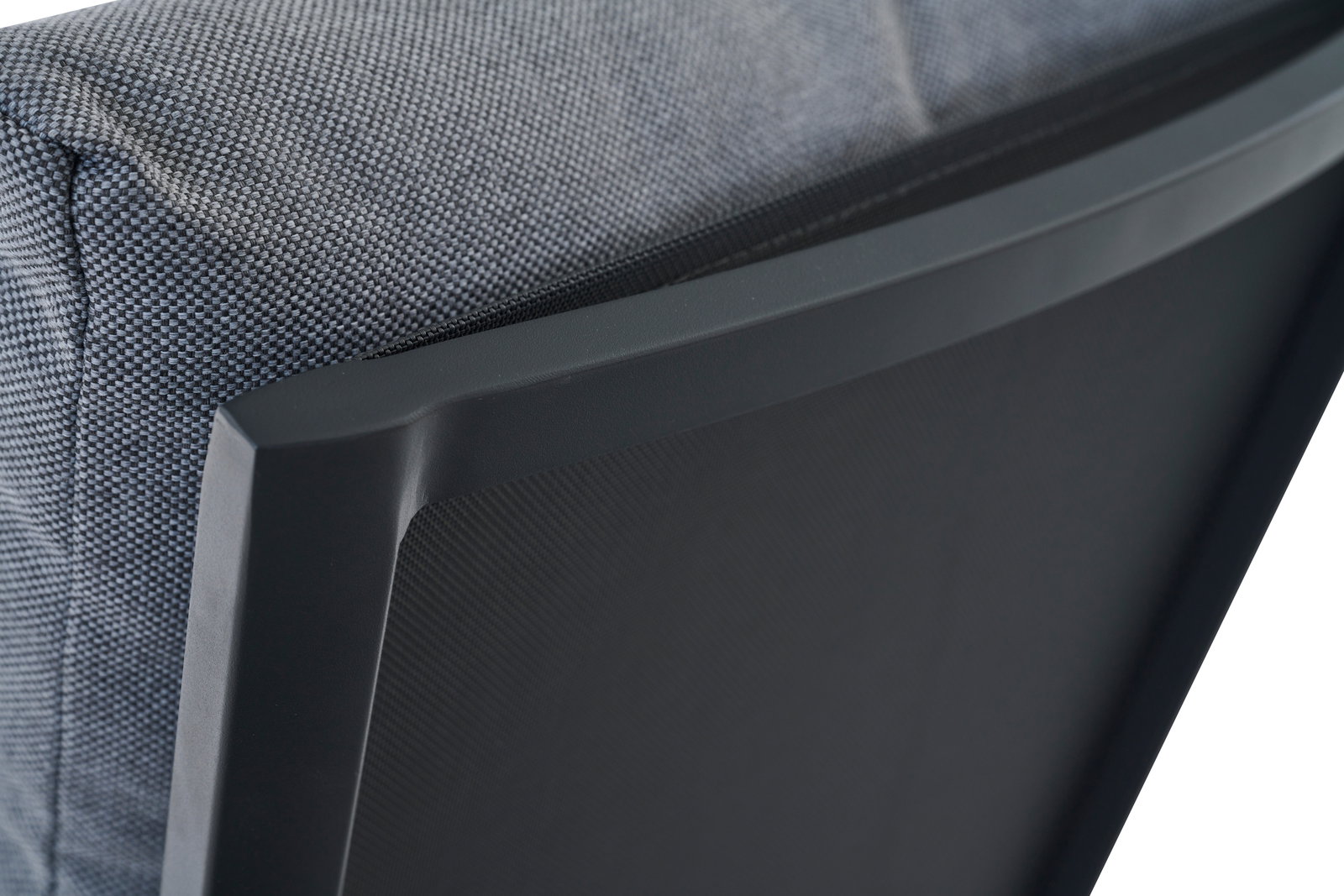 Rückansicht eines Comfort Plus Stapelsessels mit grauem Stoffbezug und schwarzem Rahmen.