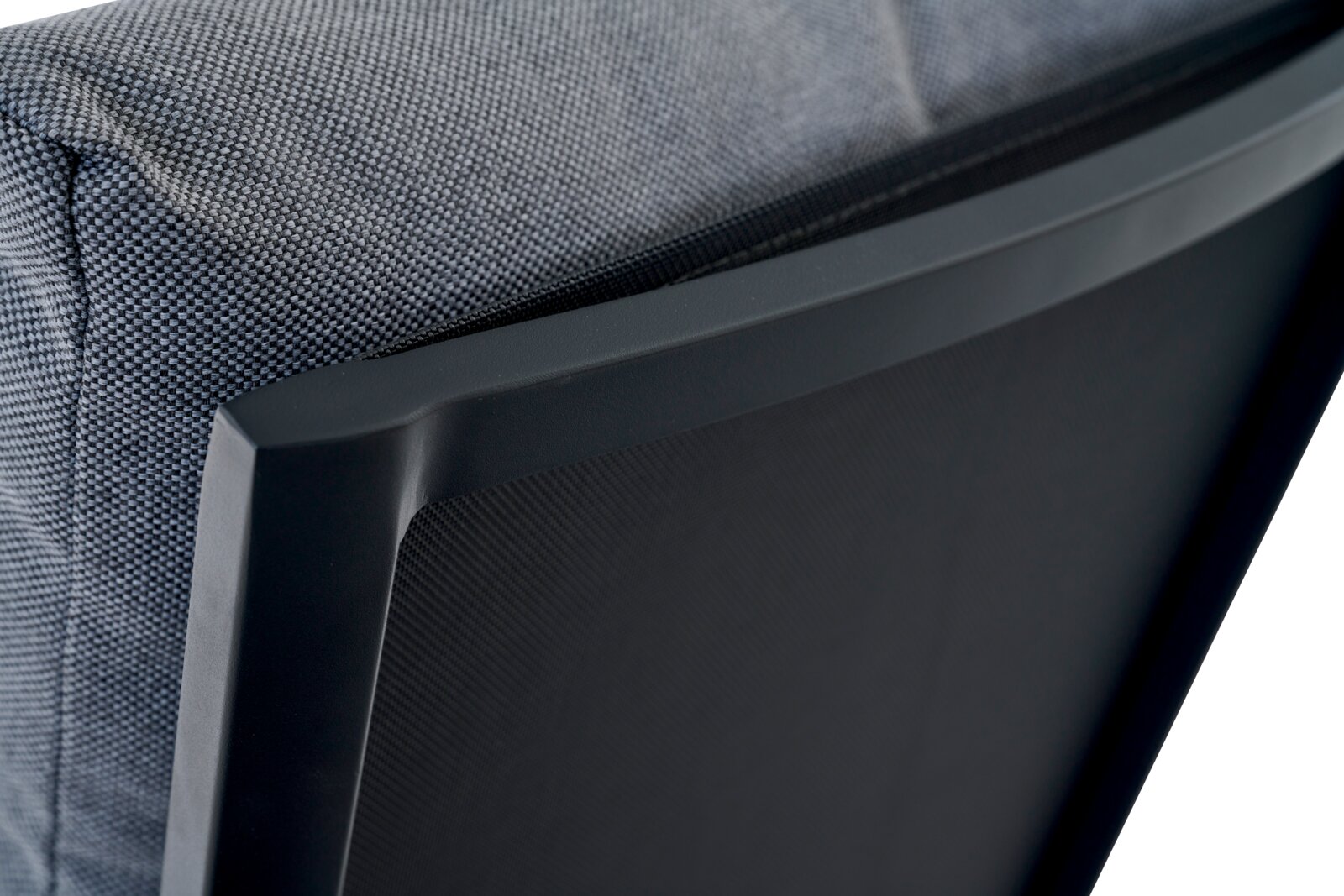 Achterkant van een Comfort Plus-stapelstoel met grijze stoffen bekleding en een zwart frame.