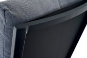 Achterkant van een Comfort Plus-stapelstoel met grijze stoffen bekleding en een zwart frame.