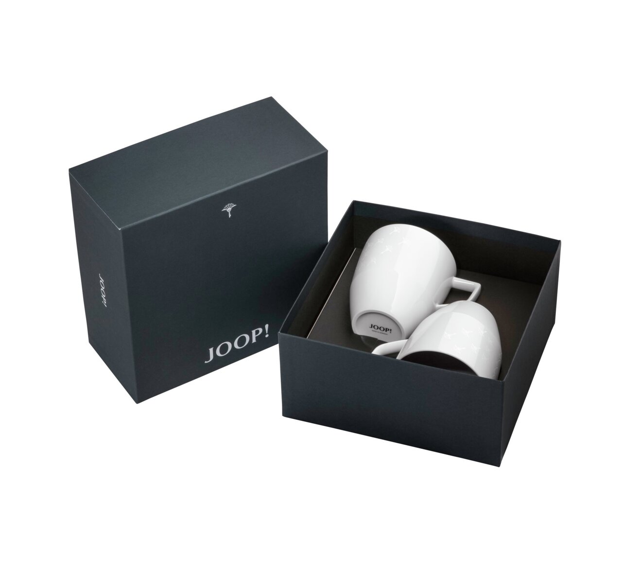 Zwei weiße Becher mit Henkel in einer eleganten schwarzen Geschenkbox von oben betrachtet.