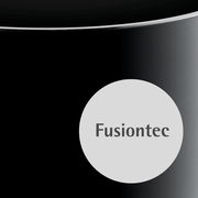 Nahaufnahme eines schwarzen Schnellkochtopfs mit Fusiontec-Logo