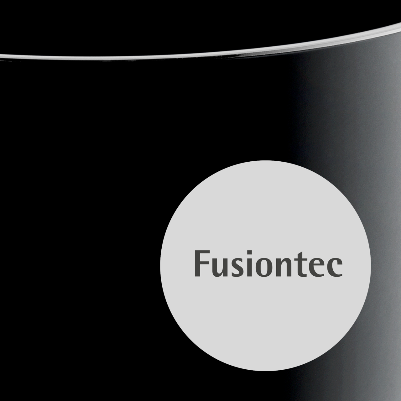 Nahaufnahme eines schwarzen Schnellkochtopfs mit Fusiontec-Logo