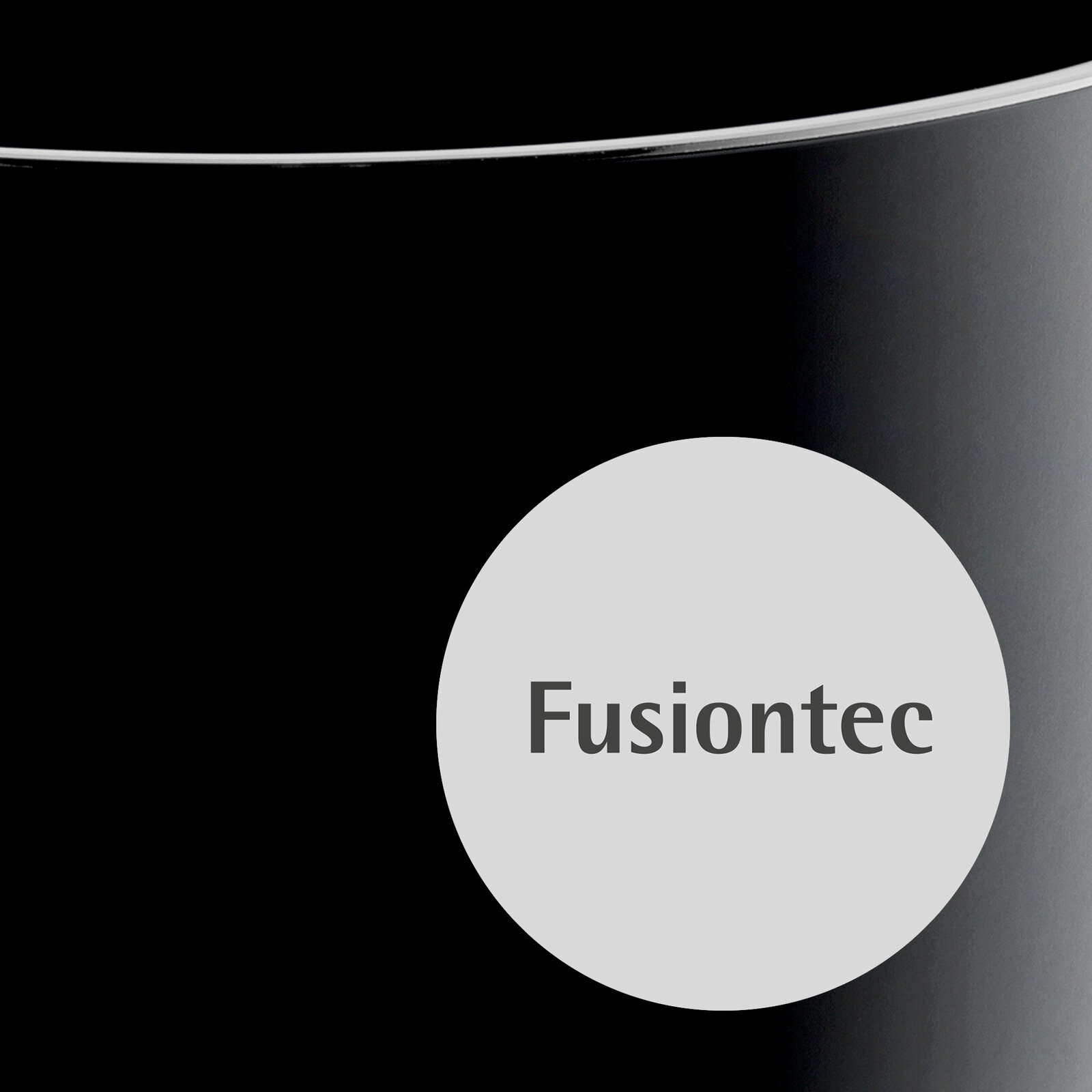 Nahaufnahme eines schwarzen Schnellkochtopfs mit Fusiontec-Logo