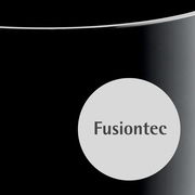 Nahaufnahme eines schwarzen Schnellkochtopfs mit Fusiontec-Logo