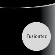 Nahaufnahme eines schwarzen Schnellkochtopfs mit Fusiontec-Logo