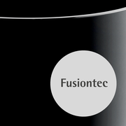 Nahaufnahme eines schwarzen Schnellkochtopfs mit Fusiontec-Logo