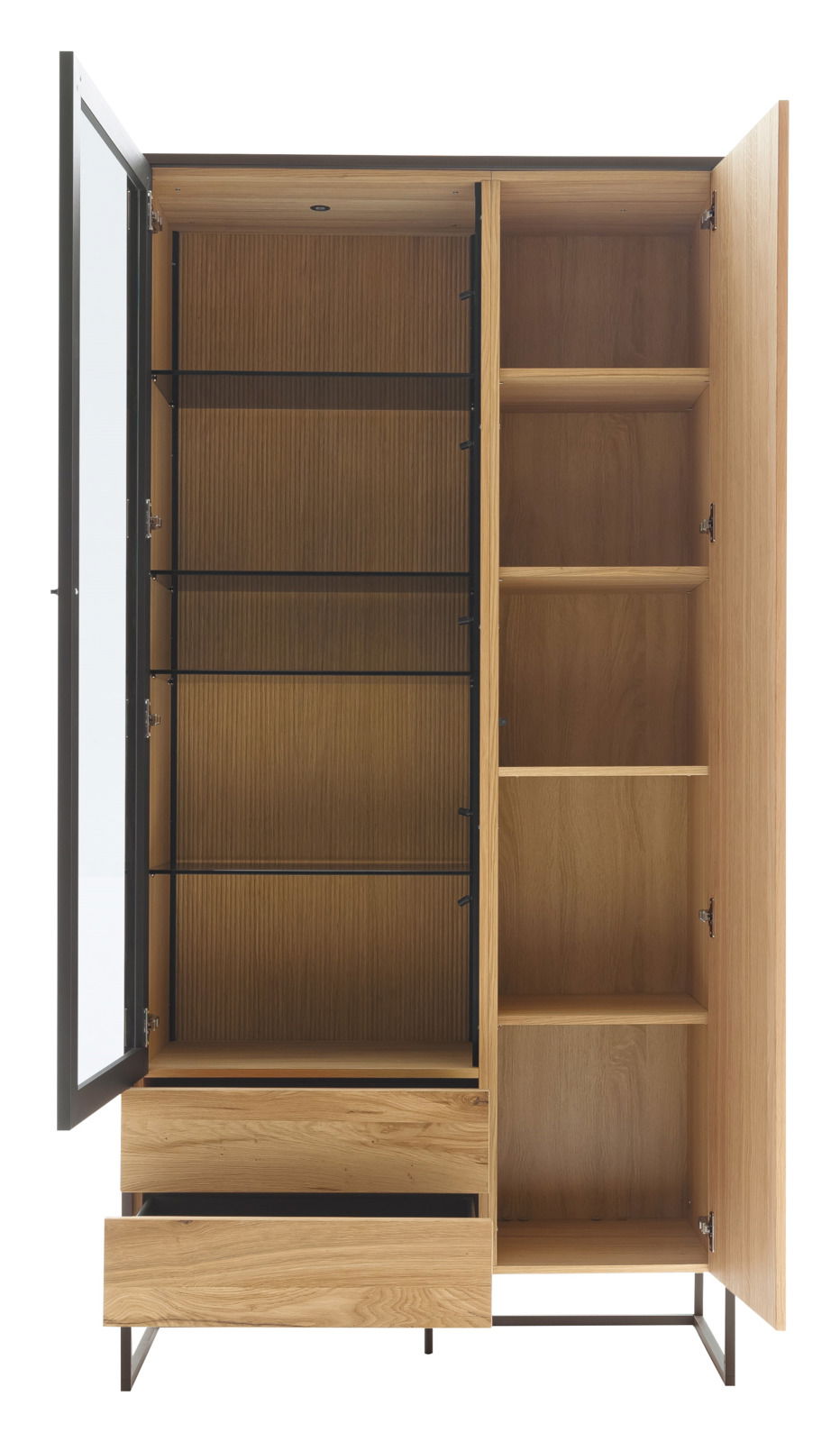 Geöffnete Vitrine aus Holz mit Glas- und Holztüren, mehreren Regalböden und Schubladen, frontal betrachtet.