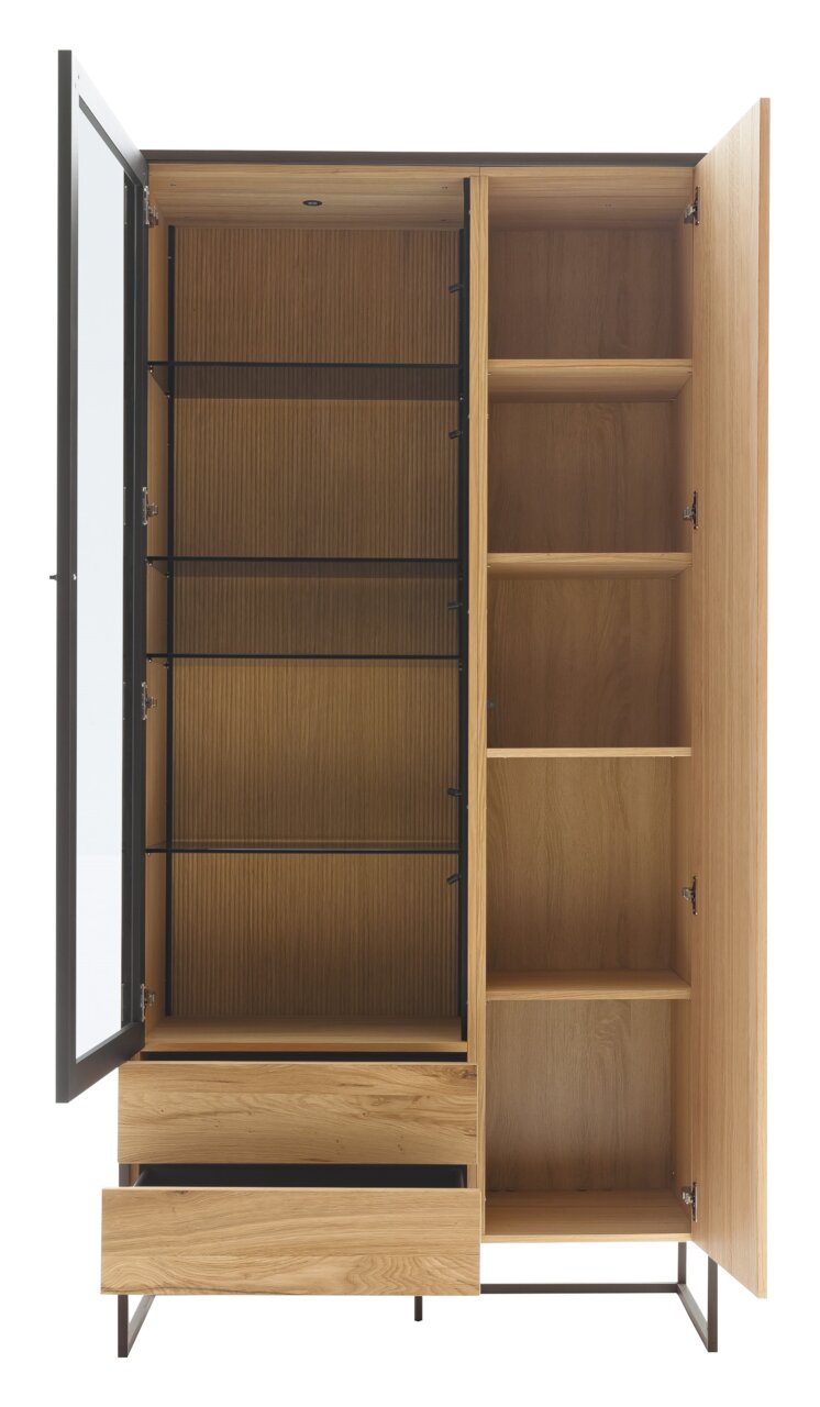 Open houten vitrinekast met glazen en houten deuren, meerdere planken en lades, gezien vanaf de voorkant.