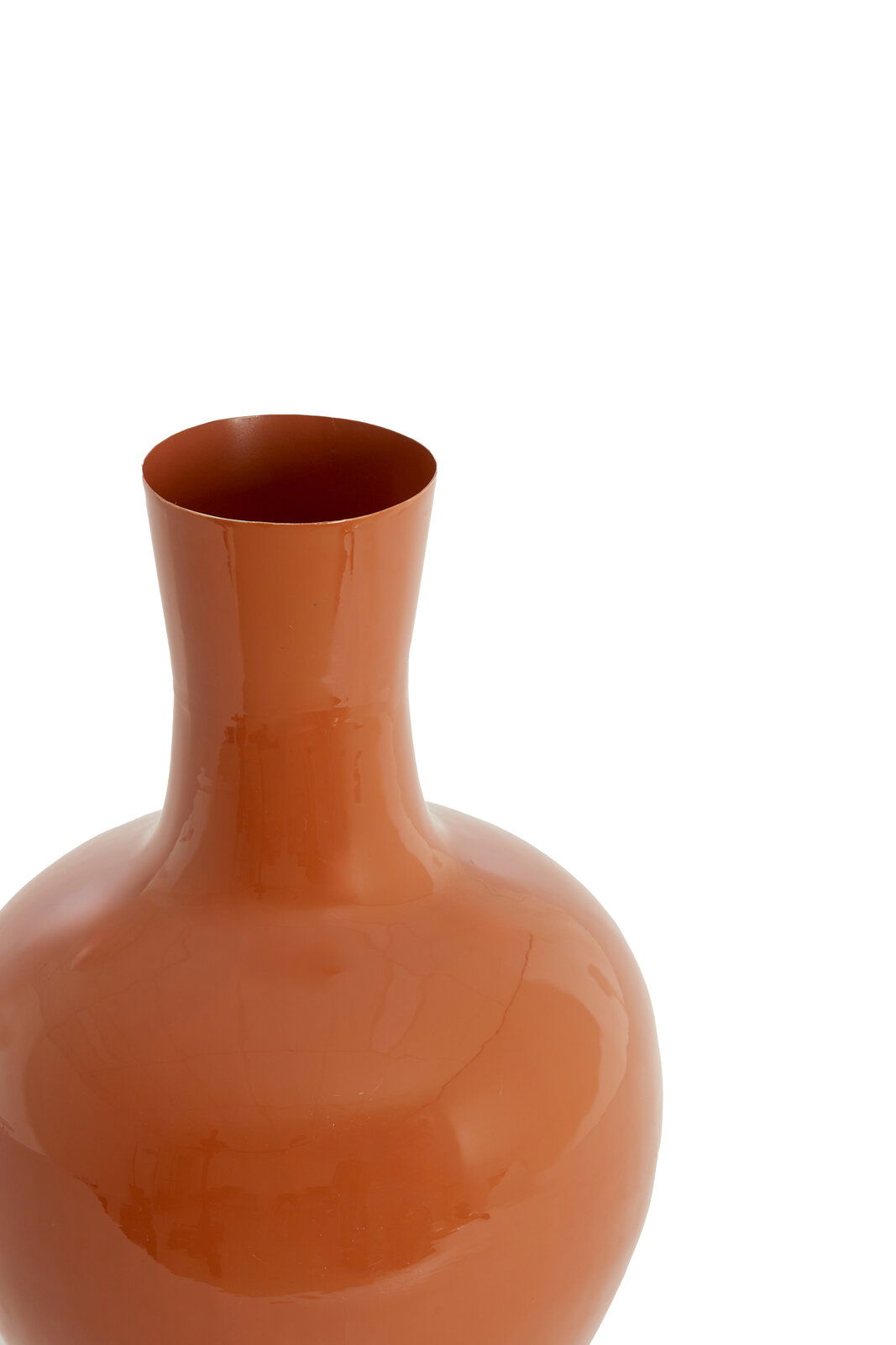 Nahaufnahme einer glänzenden, orangefarbenen Vase mit schmalem Hals und bauchigem Körper, von oben betrachtet.