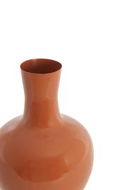 Nahaufnahme einer glänzenden, orangefarbenen Vase mit schmalem Hals und bauchigem Körper, von oben betrachtet.