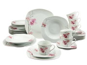 Weißes Porzellan-Geschirrset mit rosa Blütenmotiv, bestehend aus Tellern, Schalen, Tassen und Untertassen, in frontaler leicht schräger Perspektive auf weißem Hintergrund.