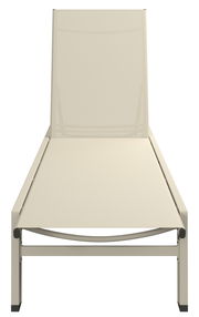 Frontansicht einer beigen Sonnenliege mit schlichtem Design und robustem Rahmen.