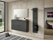 Moderner Eingangsbereich mit Hängeschuhschrank, Spiegel und Garderobenpaneel in dunklem Design, seitliche Perspektive.