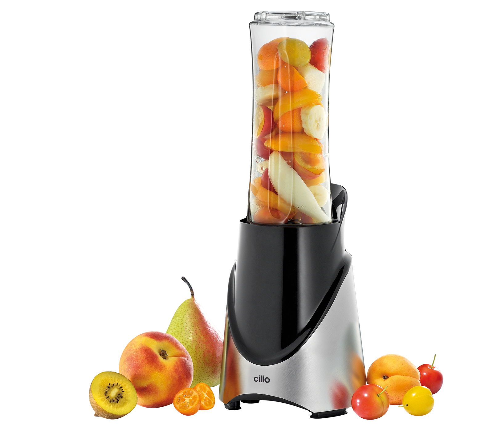 Frontansicht eines Smoothie Makers mit gefülltem Mixbehälter und frischem Obst wie Kiwi, Birne und Pfirsich im Vordergrund.