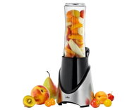 Frontansicht eines Smoothie Makers mit gefülltem Mixbehälter und frischem Obst wie Kiwi, Birne und Pfirsich im Vordergrund.