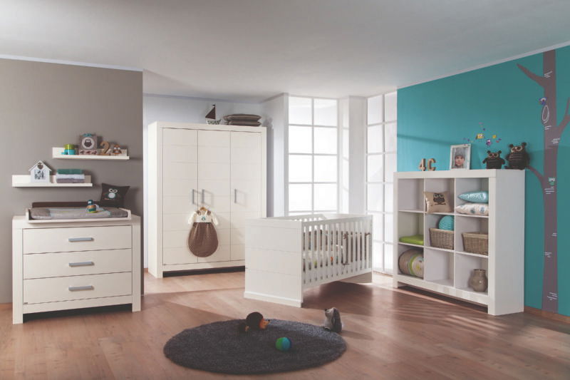 Wandregal in einem modernen Kinderzimmer, seitliche Perspektive