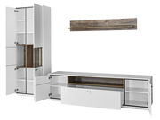 Moderne Wandkombination in Weiß mit Holzdetails, bestehend aus einem hohen Schrank mit mehreren Fächern und einem langen, niedrigen TV-Schrank. Perspektive von vorne.