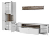 Moderne wandcombinatie in wit met houten details, bestaande uit een hoge kast met meerdere vakken en een lange, lage tv-kast. Aanzicht van voren.