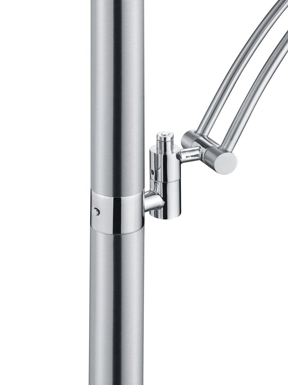 Nahaufnahme der Verbindungselemente einer modernen Stehleuchte aus gebürstetem Metall, seitliche Perspektive.